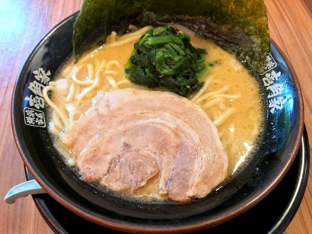 壱角屋のラーメンを上から撮影したところ。ほうれん草やチャーシューが載っている