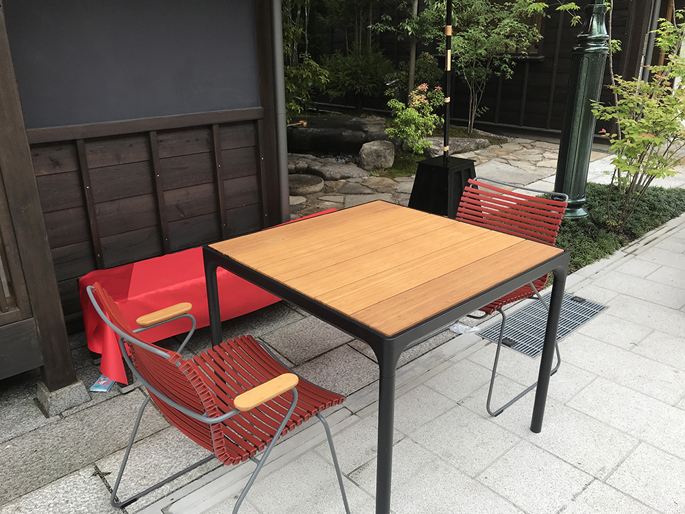 飲食用の椅子やテーブルが置いてあるのを写した画像