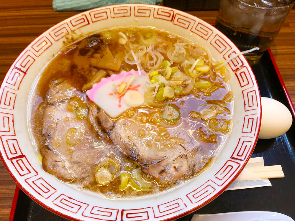 正月はめでたい感じのかまぼこが載っているラーメン