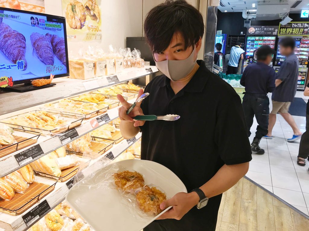 海老名サービスエリアでカレーパンを買っているところ