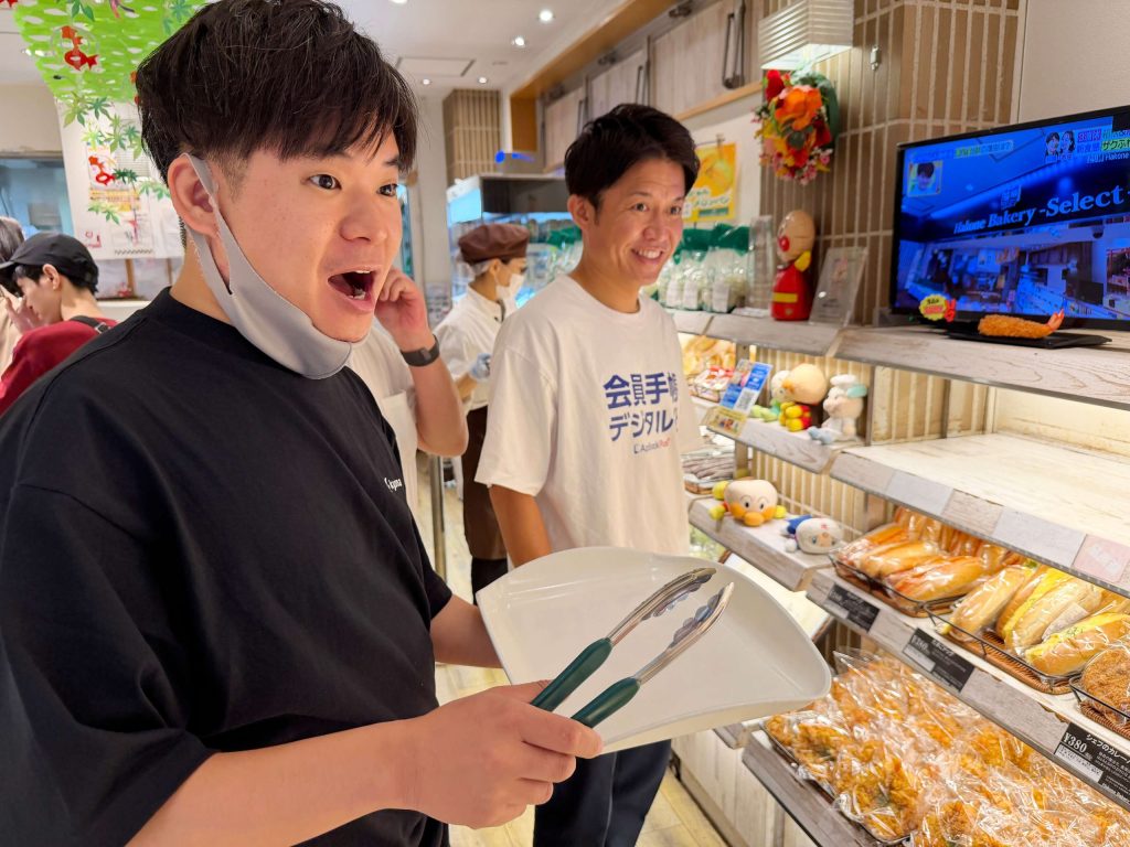 海老名サービスエリアのパン屋さんで笠井と小林