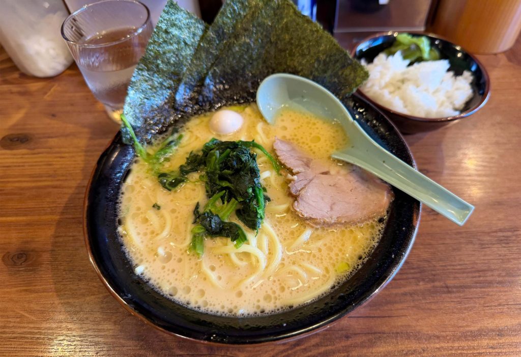 横浜家系ラーメン極味家のラーメン