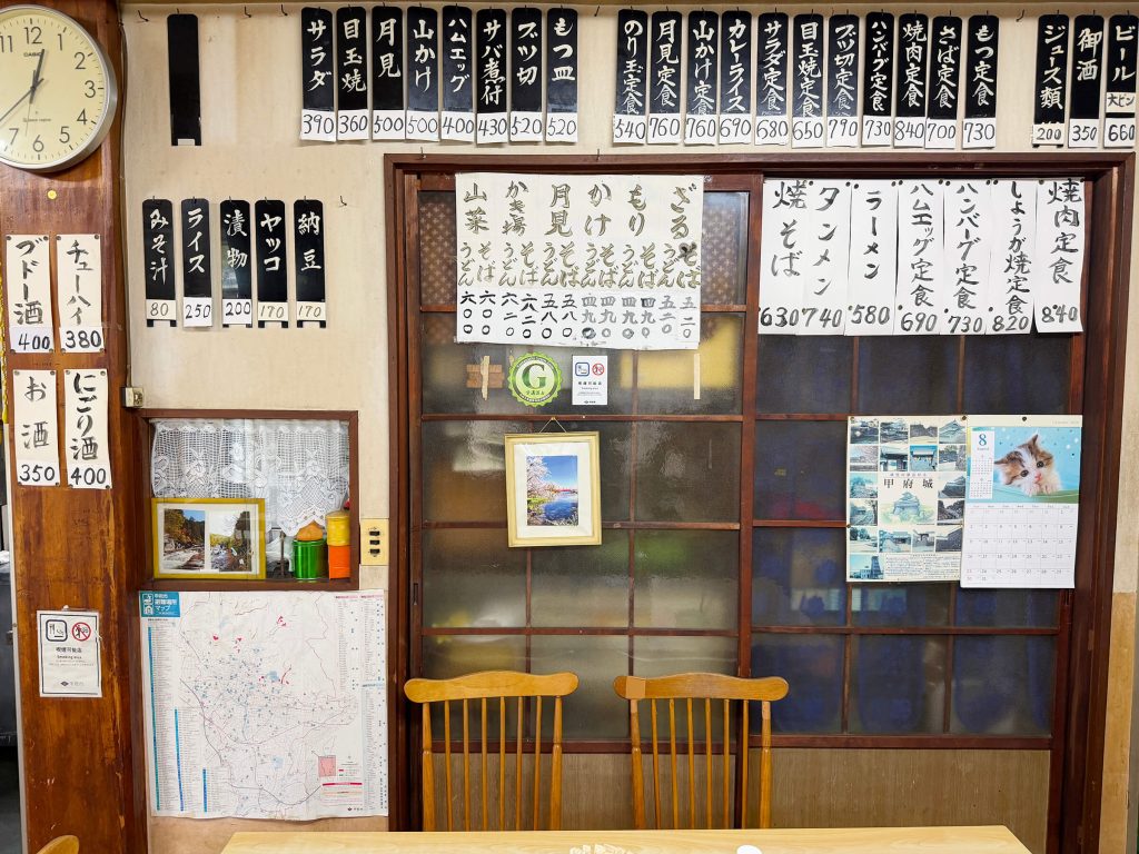 稲荷家の店内と壁にかかるメニューの写真