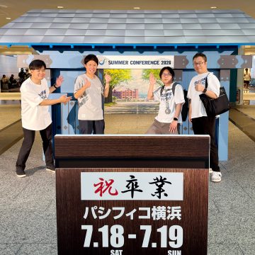 メンバーでサマコンの飾りの前で記念撮影